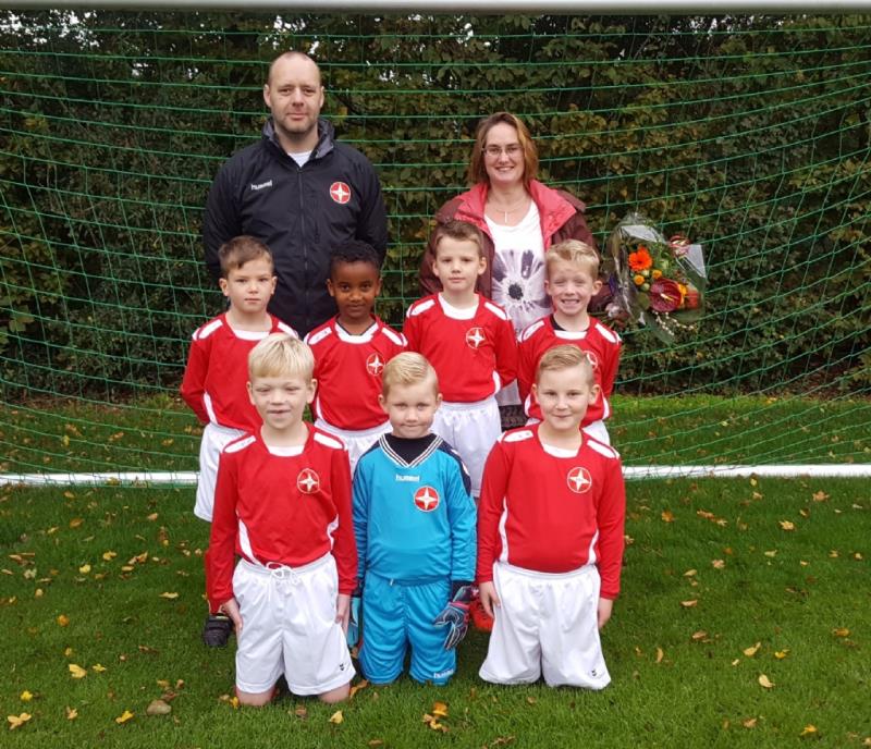 BAS JO8-1 nieuwe shirts door F&M Consultancy vof (foto: BAS Voetbal)