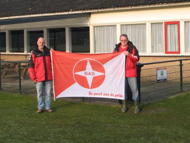 Clubmannen schenken nieuwe BAS-vlag
