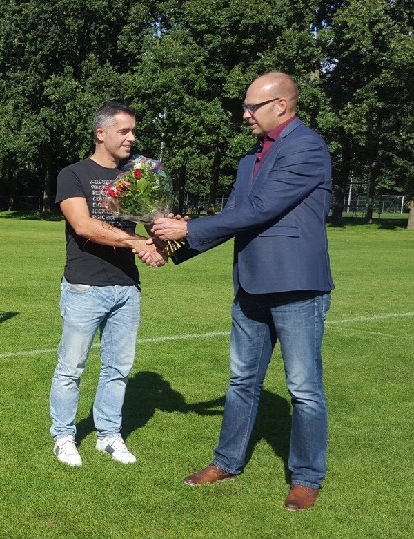 Uienhandel Lowie de Koeijer sponsort tassen