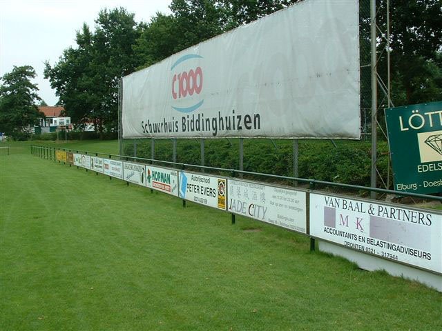 Reclameborden weer geplaatst