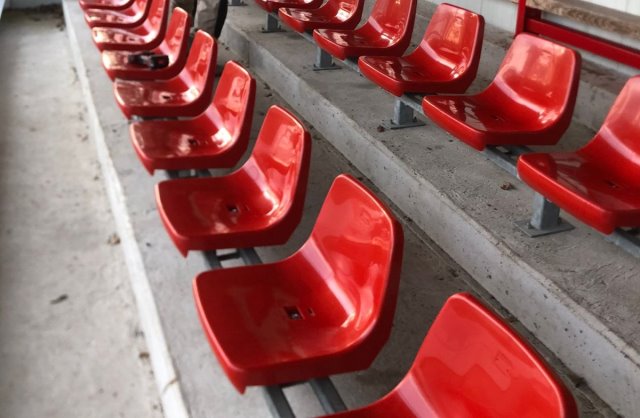 Nieuwe stoelen tribune geplaatst