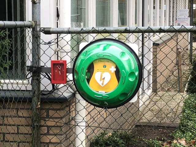 AED Beschikbaar op het sportcomplex