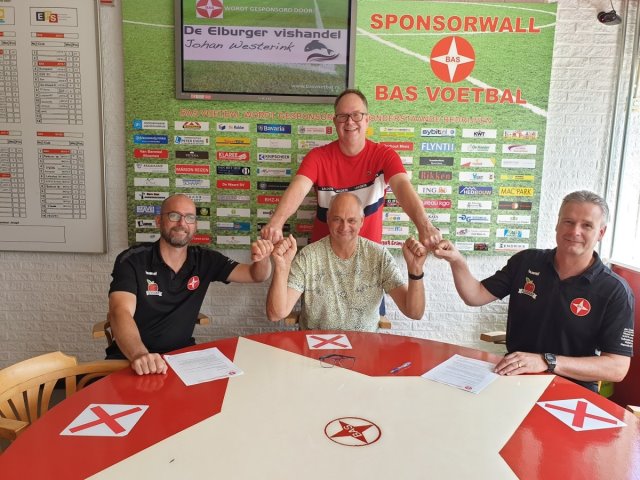 Trainers en verzorger zetten handtekening