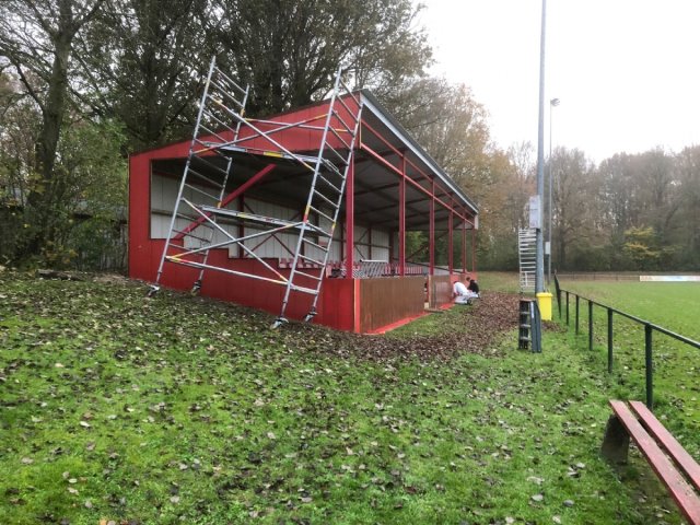 Opknappen tribune BAS voetbal gestart
