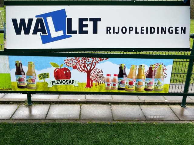 Bordsponsornieuws bij BAS Voetbal:  Wallet Rijopleidingen & derde bord Flevosap