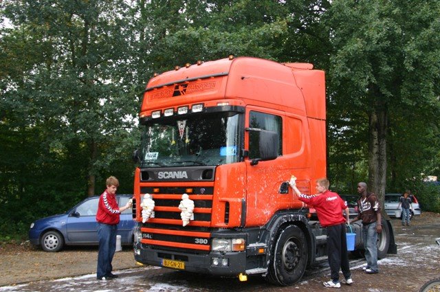 80 auto’s door jeugd gewassen