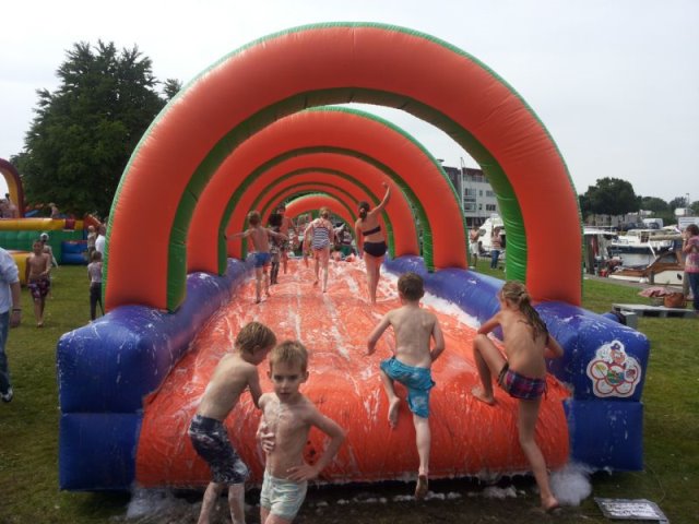 Waterspektakel bij BAS Voetbal